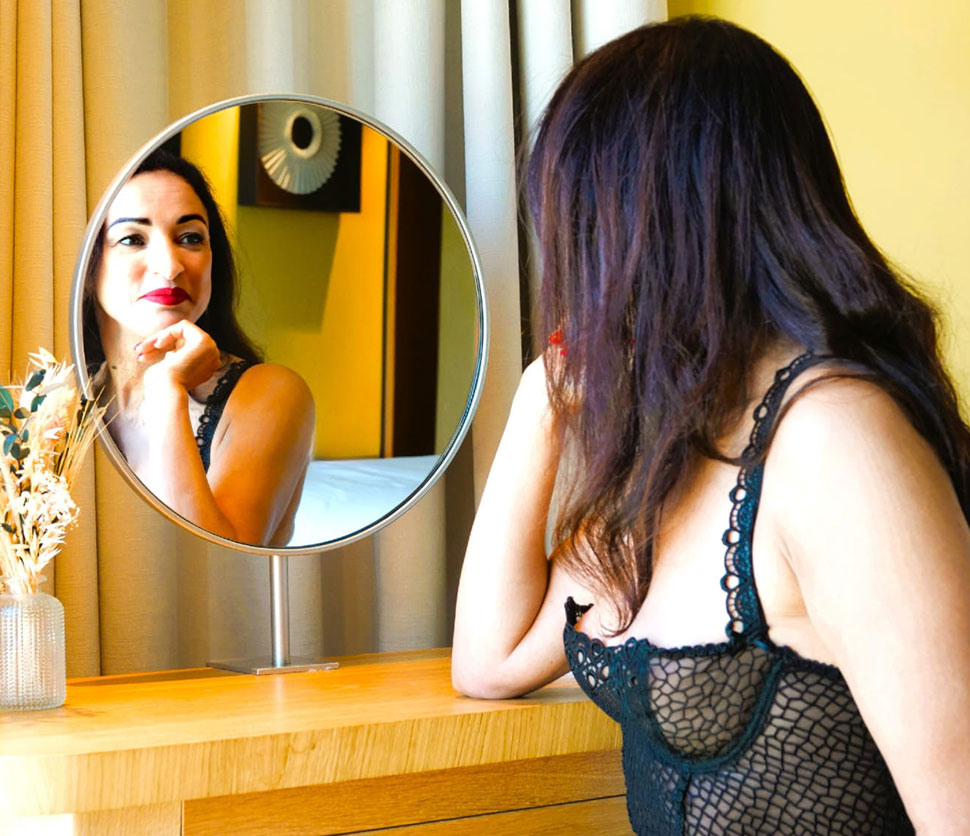 Yasmine-masseuse-naturiste-à-paris-75